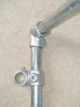 Fit the crossovers to the ground rails, then use the elbows to connect them to the
legs. Don’t over tighten the grub screws for now, to allow later adjustment.